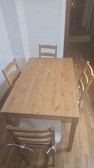 Mesa de comedor con 4 sillas cojines y mantel