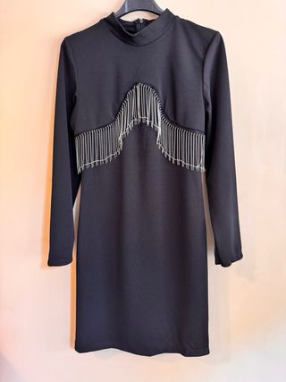Vestido negro ajustado con cadenas