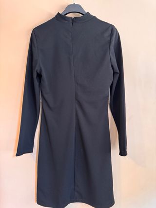 Vestido negro ajustado con cadenas