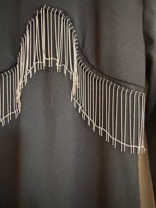 Vestido negro ajustado con cadenas