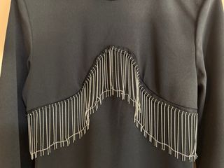 Vestido negro ajustado con cadenas