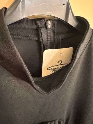 Vestido negro ajustado con cadenas