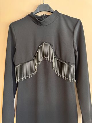 Vestido negro ajustado con cadenas