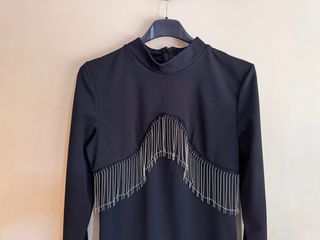 Vestido negro ajustado con cadenas