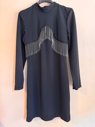 Vestido negro ajustado con cadenas