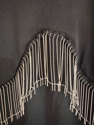 Vestido negro ajustado con cadenas