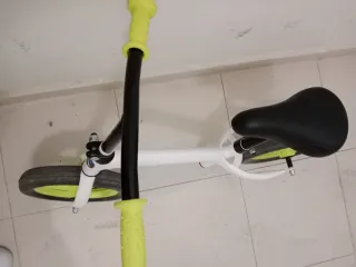 Bicicleta de aprendizaje blanca y verde