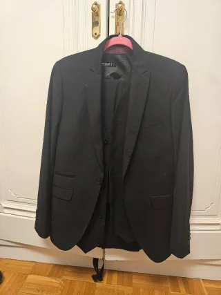 Traje de hombre negro.