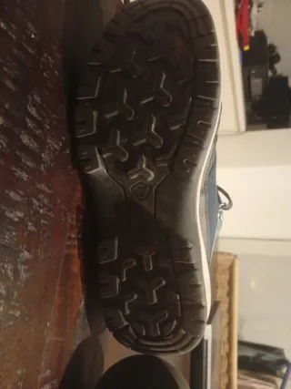 Zapatillas de montaña azules y rosas