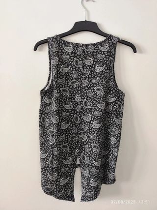 Blusa sin mangas negra con estampado blanco