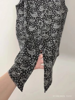 Blusa sin mangas negra con estampado blanco