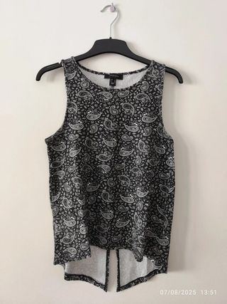 Blusa sin mangas negra con estampado blanco