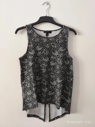 Blusa sin mangas negra con estampado blanco