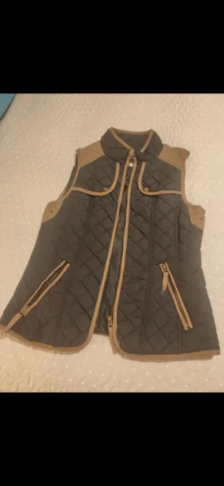 Chaleco acolchado marrón y beige
