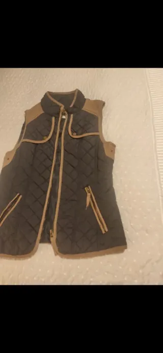 Chaleco acolchado marrón y beige