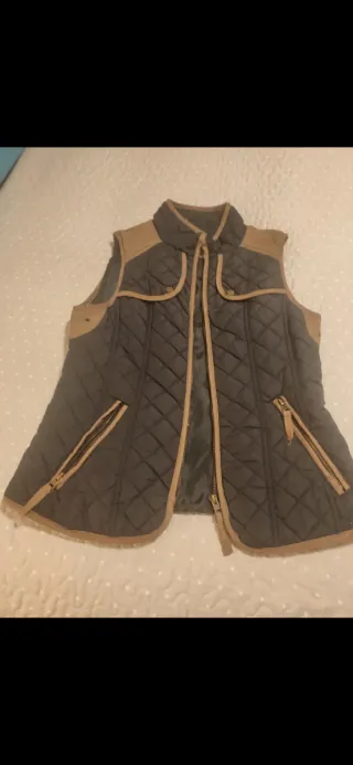 Chaleco acolchado marrón y beige