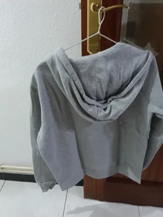 Sudadera con cremallera gris Primark usada buen es