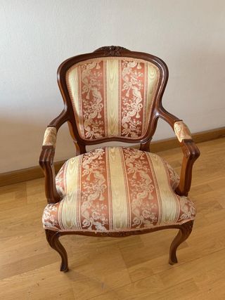 Silla clásica de madera y tela