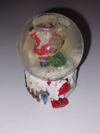 Sfera di vetro con Babbo Natale e neve