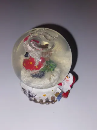 Sfera di vetro con Babbo Natale e neve