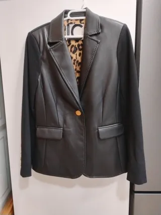 Americana negra efecto piel.lola casademunt