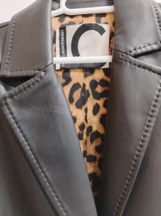 Americana negra efecto piel.lola casademunt