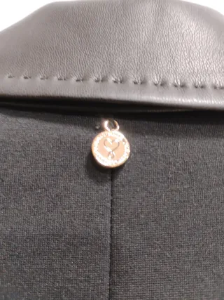 Americana negra efecto piel.lola casademunt