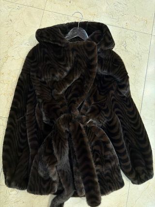 Abrigo de pelo marrón con cinturón