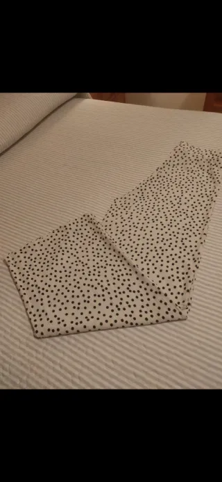 Pantalón recto blanco roto lunares negros