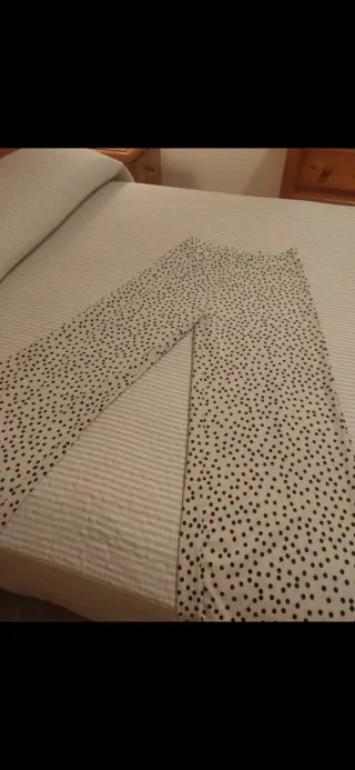 Pantalón recto blanco roto lunares negros
