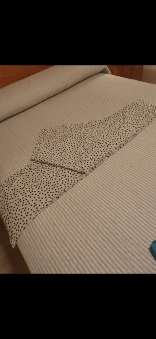 Pantalón recto blanco roto lunares negros