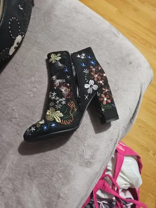 Botines negros bordados multicolor