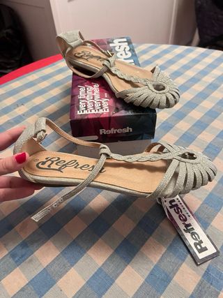 Sandalias Refresh plateadas talla 38