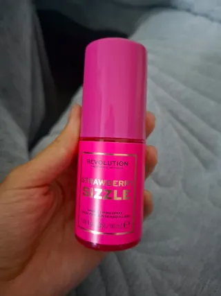 Revolution Strawberry Sizzle Fijador Maquillaje