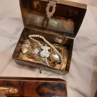 Lote de cajitas con joyas y cosas antigua