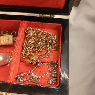 Lote de cajitas con joyas y cosas antigua