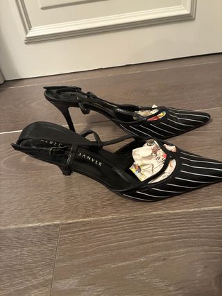 Tacones Rebeca Sanver slingback negros rayados T39