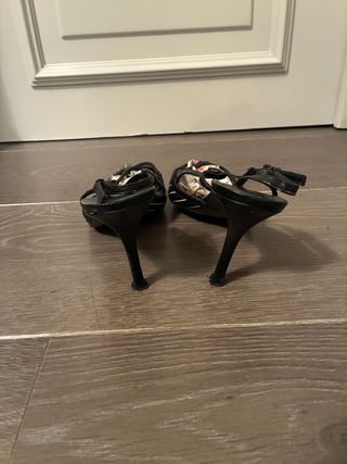 Tacones Rebeca Sanver slingback negros rayados T39