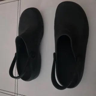 Zuecos sanitarios negros
