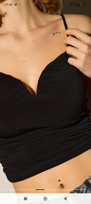 Top Stradivarius escote V negro de temporada