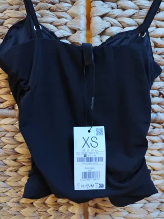 Top Stradivarius escote V negro de temporada
