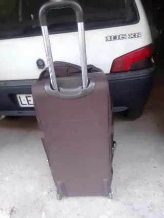 Maleta de viaje marrón con ruedas