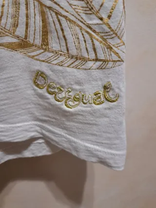 Camiseta Desigual Estampado dorado