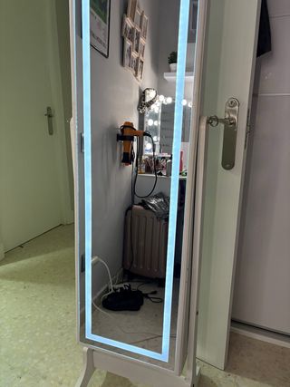 Specchio a figura intera con luce LED e portagioie