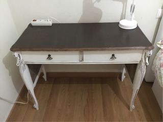 Mesa de estudio toda de madera