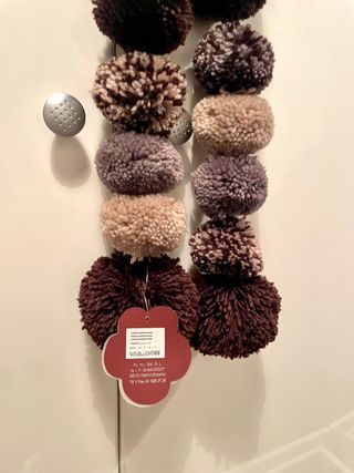 Bufanda de pompones beige y marrón