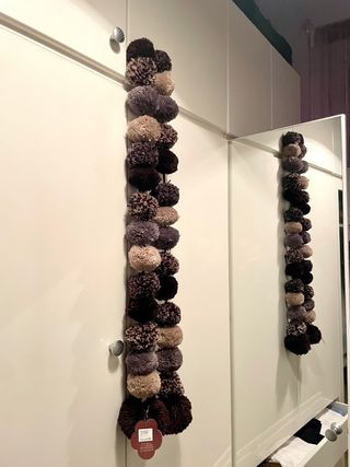 Bufanda de pompones beige y marrón