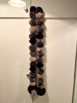 Bufanda de pompones beige y marrón