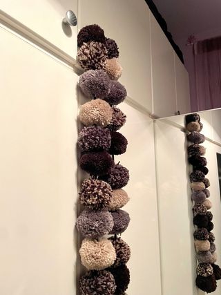 Bufanda de pompones beige y marrón