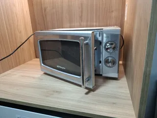 Microondas Orbegozo acero inoxidable.